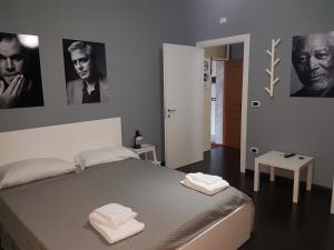 セッリーア・マリーナにあるB&B Colorsのベッドルーム1室(ベッド1台、タオル2枚付)