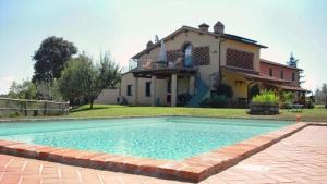 Bazén v ubytování Agriturismo Podere Luisa nebo v jeho okolí