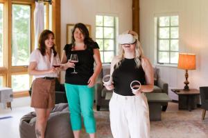 drie vrouwen in een woonkamer met wijnglazen bij The Freeman- 14K SF Estate 40acrs Tennis Vineyard in Sheffield