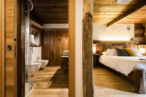 una camera con letto e un bagno con vasca di Chambres d'Hôtes - Li Tzatagni a Pontboset