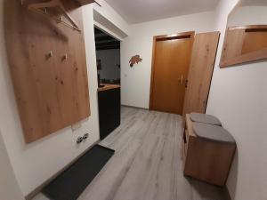 a hallway with a bathroom with a toilet and a door at Studio chez un vigneron au village in Villeneuve