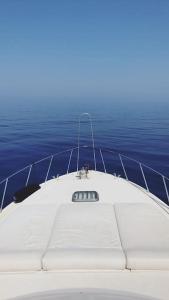 una barca bianca seduta in acqua con l'oceano di Motor yacht 45' a Città di Egina