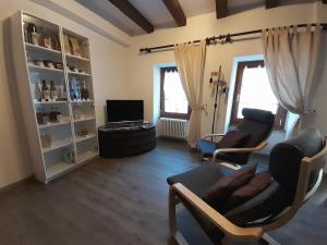 un soggiorno con 2 sedie e una TV di Studio chez un vigneron au village au 2ème étage sans ascenseur a Villeneuve