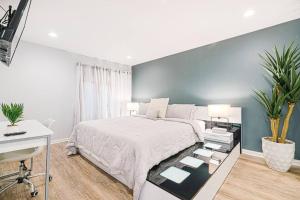 Säng eller sängar i ett rum på Resort-like luxurious condo in Woodland Hills, Los Angeles, Pool, Hot-tub, and more