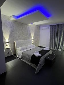 A bed or beds in a room at Broken column