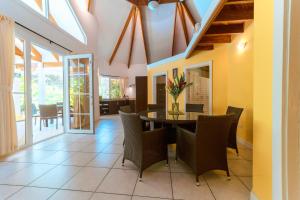 - une salle à manger avec une table et des chaises dans l'établissement Lomas del Caribe, à Puerto Viejo