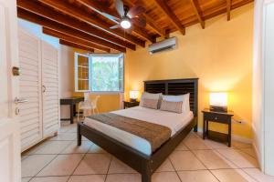 um quarto com uma cama e uma ventoinha de tecto em Lomas del Caribe em Puerto Viejo