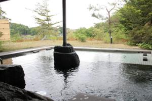 Roman no Yakata Gekka Bijin - Vacation STAY 16535v في Shimojo mura: مسبح مليء بالماء مع وجود عمود فيه