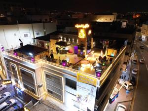 une vue de tête sur un bâtiment la nuit dans l'établissement شقق المصيف للوحدات السكنية, à Abha