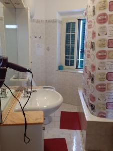 uma casa de banho com um lavatório e uma cortina de chuveiro em Short-lets affittacamere em Montemitro