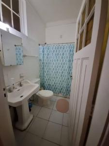 een kleine badkamer met een wastafel en een toilet bij Casa Lidia in Viña del Mar