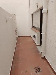 an empty hallway of a building with a concrete floor at Lugar perfecto in Mar del Plata