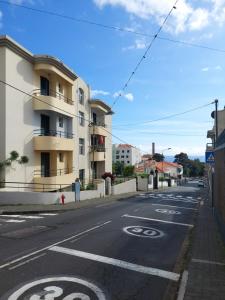 uma rua vazia com um edifício na berma da estrada em Apartment Til no Funchal
