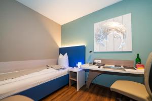 Piccola camera con letto e scrivania. di Hotel Post a Sargans