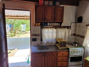cocina con fregadero y fogones en Lo de RO, en La Pedrera