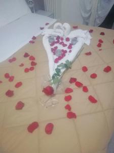 una mesa con corazones en ella con un pastel en A casa di cinzia, en Pineto