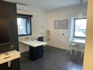 La salle de bains est pourvue d'un lavabo, d'une table et d'une fenêtre. dans l'établissement Sea Breeze Studios, à Porto da Cruz