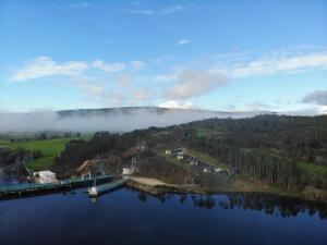 Vista arial a um lago com uma ponte e árvores em AIR FERVENZA em Dumbría