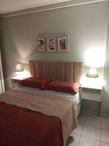 um quarto com uma cama grande e 2 candeeiros em Aconchego em São Luís