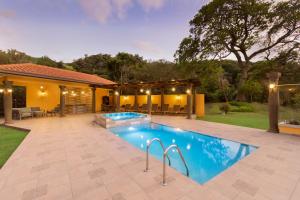 una piscina en el patio trasero de una casa en Los Establos Boutique Resort - All Inclusive, en Boquete