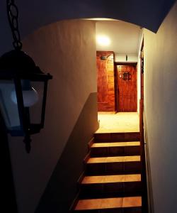 einen Flur mit einer Treppe, die zu einer Tür führt in der Unterkunft Cal Perico, tourist and climbing apartament in Camarasa