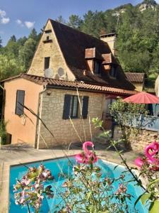 Basen w obiekcie Les Paroules - Luxury Dordogne - Holiday Farmhouses. lub w pobliżu