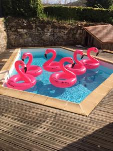 Basen w obiekcie Les Paroules - Luxury Dordogne - Holiday Farmhouses. lub w pobliżu