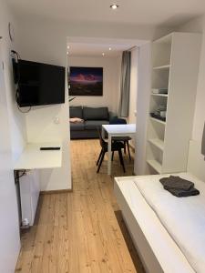 um quarto com uma cama e uma sala de estar em GO FOR MOUNTAINS Appartements em Eben im Pongau