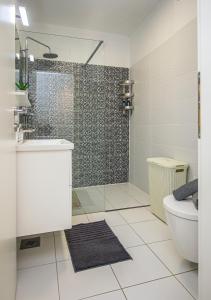ein Bad mit einer Dusche, einem Waschbecken und einem WC in der Unterkunft Vila Rozarija in Trogir