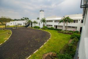 Un jardín fuera de Lofts y cabañas del Puerto