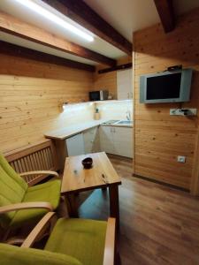 斯皮什新村的住宿－Apartmán Eliška Drevený raj，带沙发、桌子和电视的客厅