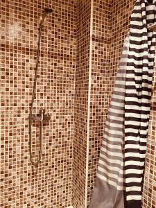 a shower in a tiled bathroom with a towel at Céntrico apartamento a 150 metros de la playa. Parking* in Lloret de Mar