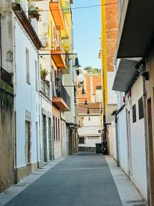 eine leere Gasse mit Gebäuden auf beiden Seiten in der Unterkunft Céntrico apartamento a 150 metros de la playa. Parking* in Lloret de Mar