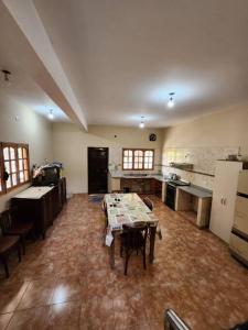 una gran cocina con mesas y sillas en una habitación en casa Mia Fausti Cafayate, salta en Cafayate