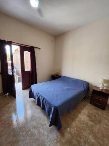 1 dormitorio con 1 cama azul en una habitación en casa Mia Fausti Cafayate, salta en Cafayate