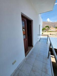 un pasillo de un edificio blanco con puerta en casa Mia Fausti Cafayate, salta en Cafayate