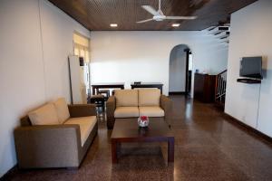 可倫坡的住宿－Avega Urban - Colombo 07，客厅配有两张沙发和一张咖啡桌