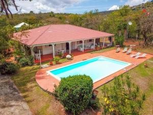 an overhead view of a house with a swimming pool at AGREABLE VILLA DU DIAMANT in Le Diamant