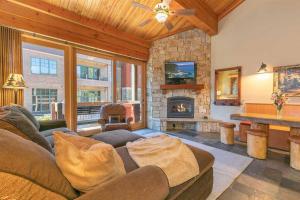 A seating area at Cozy Northstar Village Condo Walk to Lifts 2 Full BA Excellent Location and Lots of New Snow