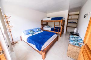 1 Schlafzimmer mit 2 Betten und 1 Etagenbett in der Unterkunft Tambo Eco Hotel in La Vega
