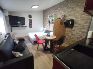 a small room with a bed and a table and chairs at Casa Rural La Zzinetina con Jacuzzi in Constantina