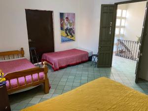 Ένα ή περισσότερα κρεβάτια σε δωμάτιο στο Hostal Santuario de las Libelulas