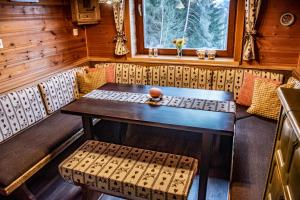 ein Esszimmer mit einem Tisch und Stühlen in einer Hütte in der Unterkunft Haus Alexander in Fresach