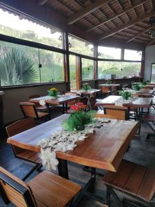 Pousada Jipe Canastra في كابيتوليو: غرفة طعام مع طاولات عليها زهور