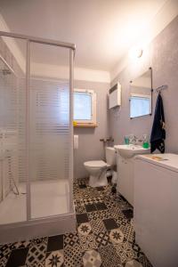 uma casa de banho com um chuveiro, um WC e um lavatório. em Domek bez zegara em Lądek-Zdrój