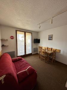 Zimmer mit einem Tisch, einem Bett und einem Esszimmer in der Unterkunft Appartement Les Carroz d'Araches 4 à 6 couchages in Les Carroz d'Araches