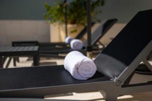 un asciugamano arrotolato seduto sopra un tavolo di Harbor Hotel & Casino Curacao a Willemstad