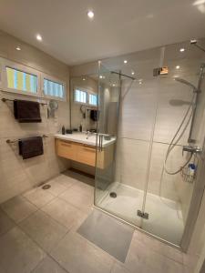 een badkamer met een douche en een wastafel bij 610 Suite con terraza Puerto de la Cruz Martianez in Puerto de la Cruz