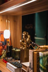 聖克魯斯－德特內里費的住宿－SC特納利夫塔布里安特酒店，坐在书架上的猴子雕像