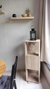 a table with a shelf and a chair in a room at Zen'Ny in Hotton